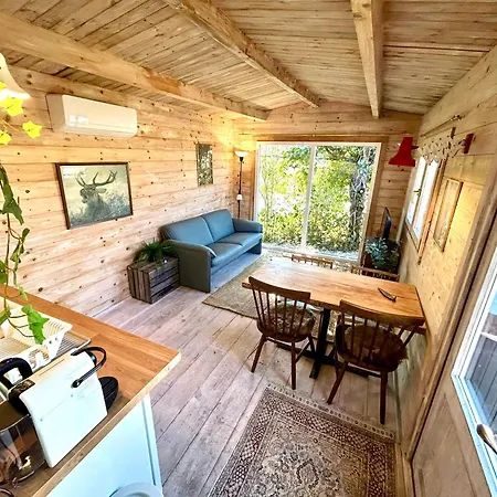 Prázdninový dům New Charming Scandinavian Eco House With Garden And Jacuzzi *