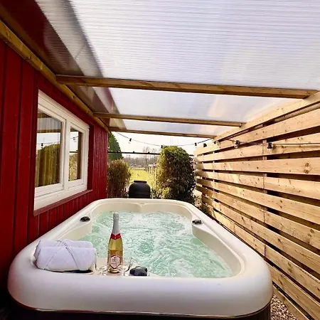 펜션 New Charming Scandinavian Eco House With Garden And Jacuzzi *