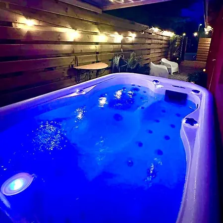 Hébergement de vacances Charming Scandinavian Eco House With Private Garden And Jacuzzi Between Amsterdam Haarlem And Schiphol Airport *