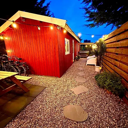 Hébergement de vacances Charming Scandinavian Eco House With Private Garden And Jacuzzi Between Amsterdam Haarlem And Schiphol Airport *