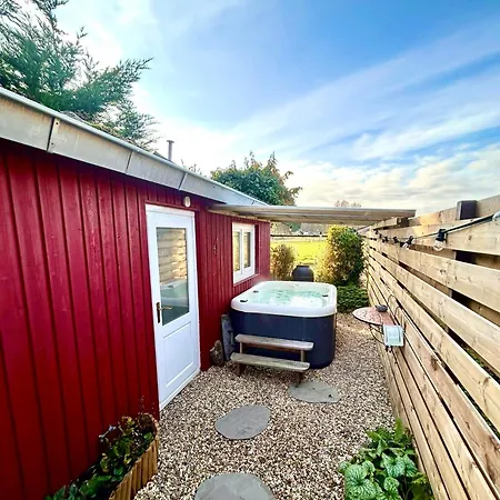 New Charming Scandinavian Eco House With Garden And Jacuzzi 펜션 *